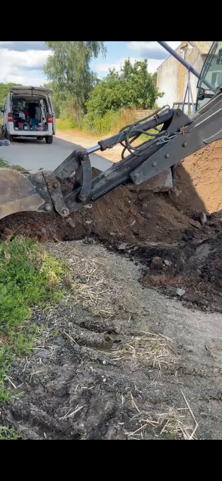 kopiemy koparka dziure pod kabel